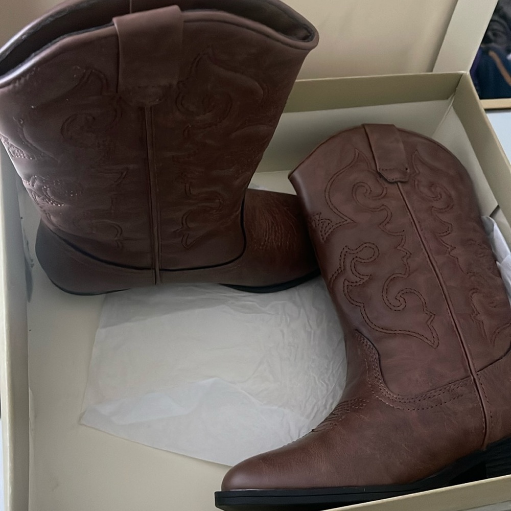 BRAND NEW SIZE 13